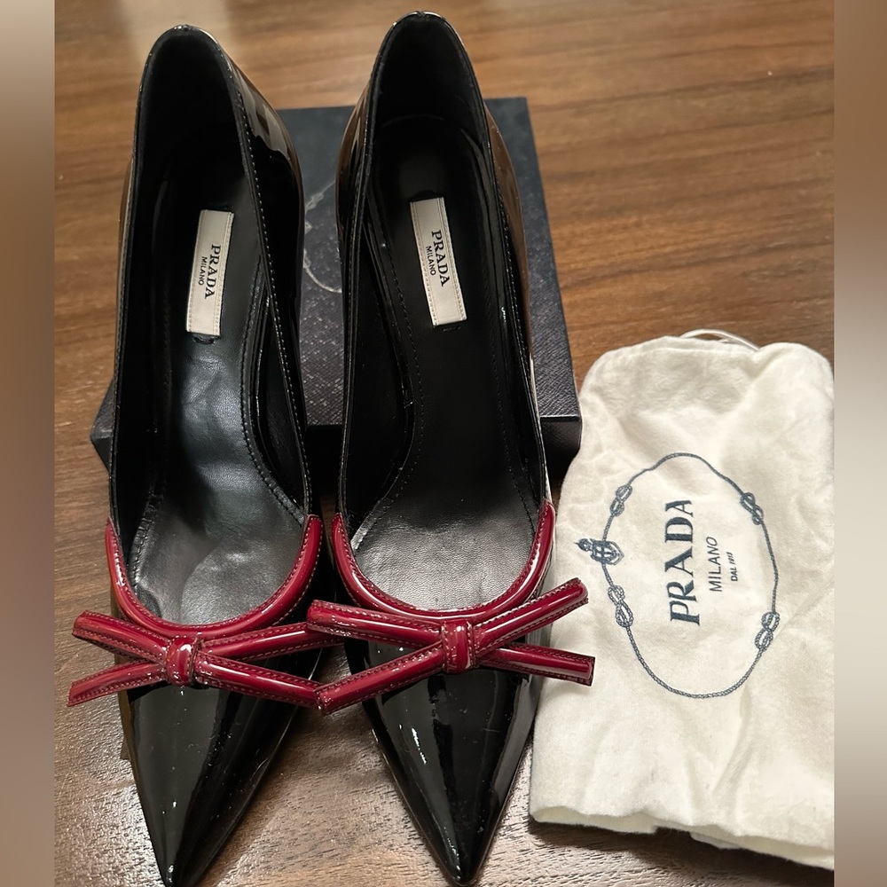 PRADA | black patent leather pumps with maroon bow detail